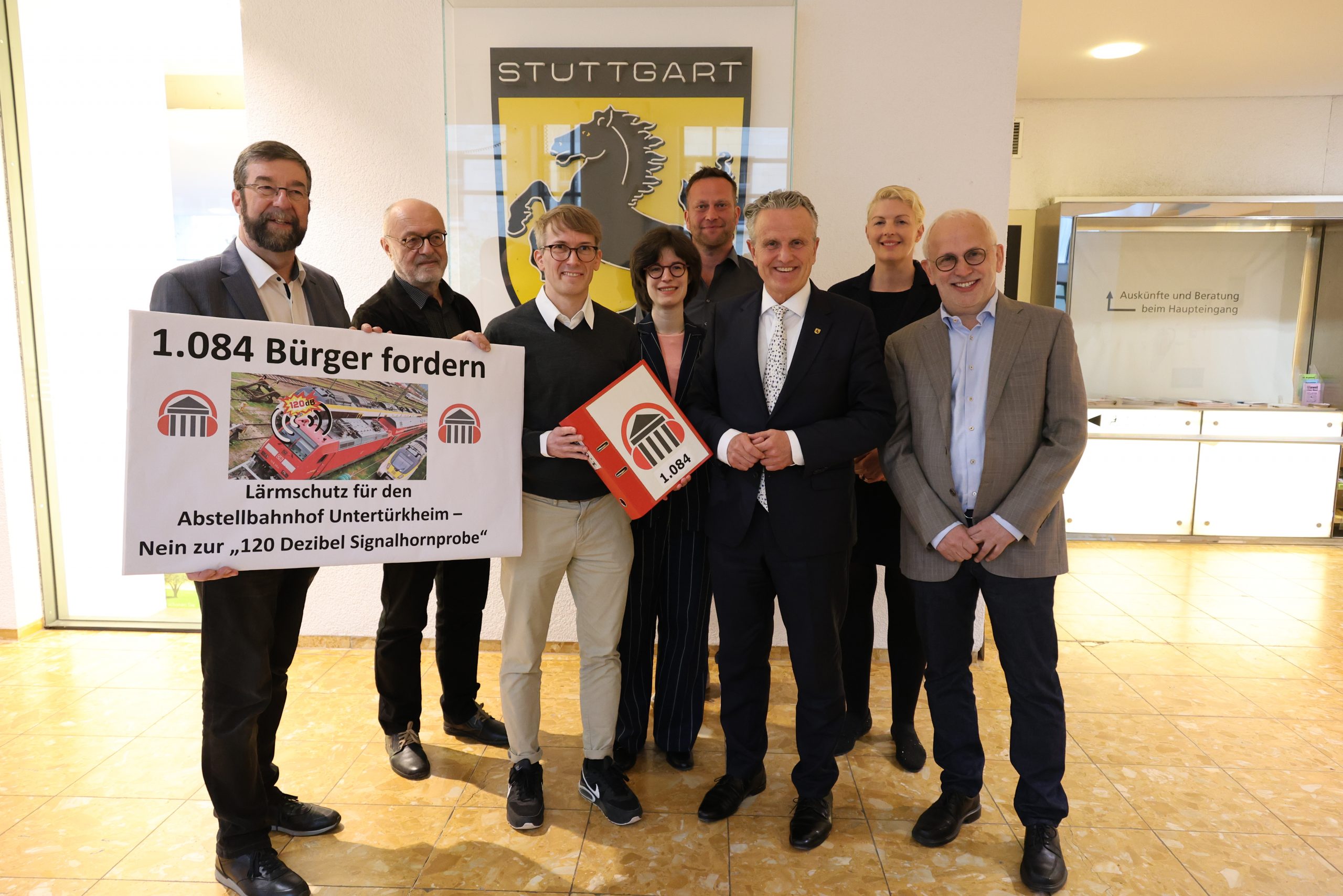Die Mitglieder des Vereins Lärmschutz Untertürkheim e.V. übergeben die Petition an Oberbürgermeister Dr. Frank Nopper (v.l.n.r. Martin Glemser, Klaus-Ulrich Blumenstock, Michael Brunnquell, Catharina Schupp, Michael Warth, Dr. Frank Nopper, Ines Aufrecht, Dr. Michael Jantzer)