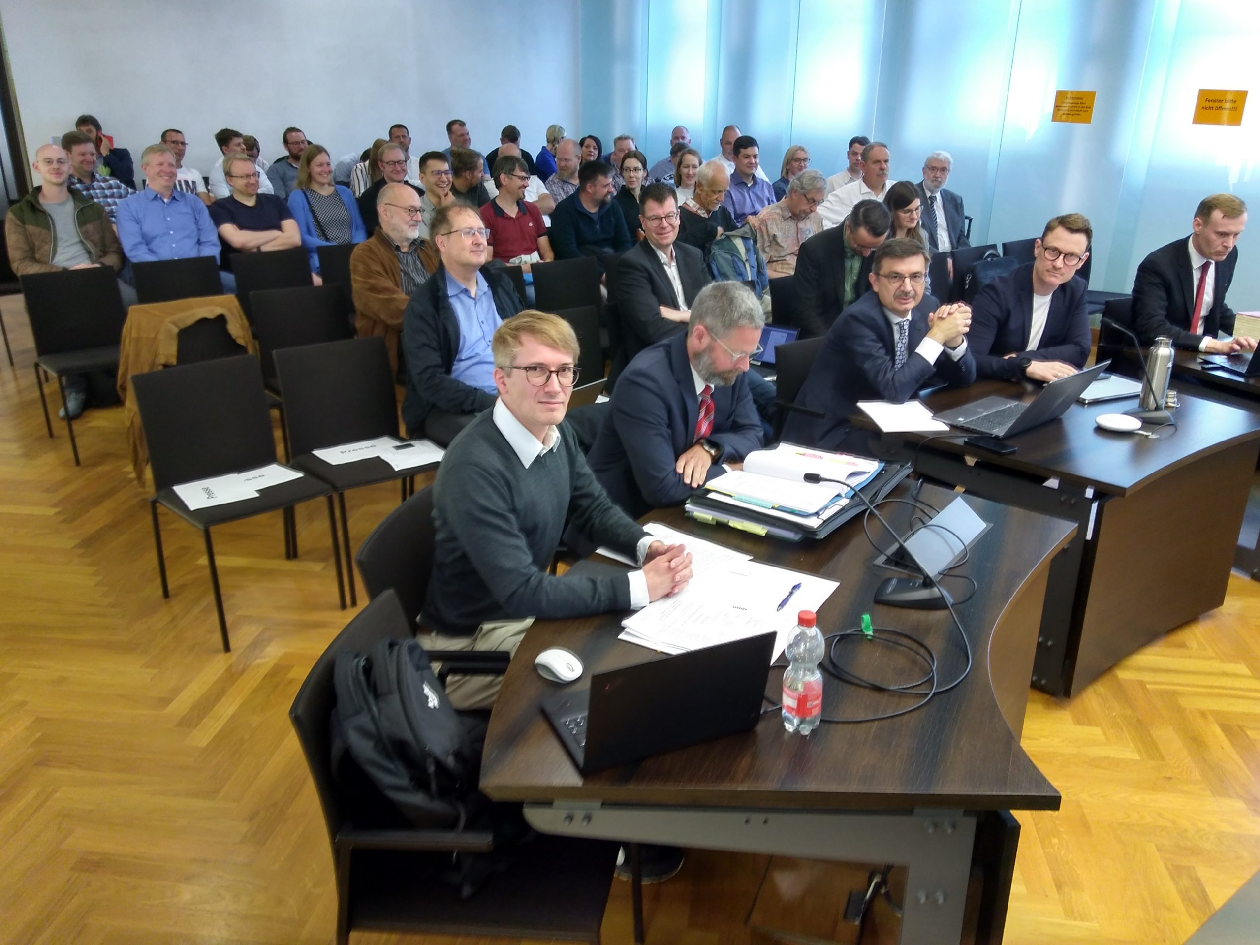 VGH Mannheim am 03.07.2024: Klageseite, Deutsche Bahn und EBA, sowie interessierte Öffentlichkeit im Verfahren Abstellbahnhof Untertürkheim